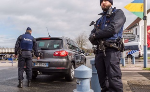 Des policiers belges font des contrôles systématiques de véhicules venant de France, le 24 février 2016 à Adinkerke, sur la frontière franco-belge.