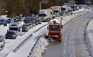 La neige a laissé place mercredi au froid et au verglas dans le nord-ouest de l'Europe, perturbant encore la vie des automobilistes même si les trains à grande vitesse circulaient de nouveau entre Paris, Londres et Bruxelles.