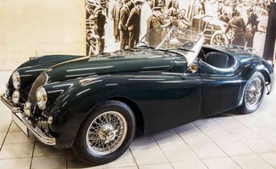 La Jaguar XK 120 Roadster fait partie des 35 véhicules de prestige mis en vente dimanche.