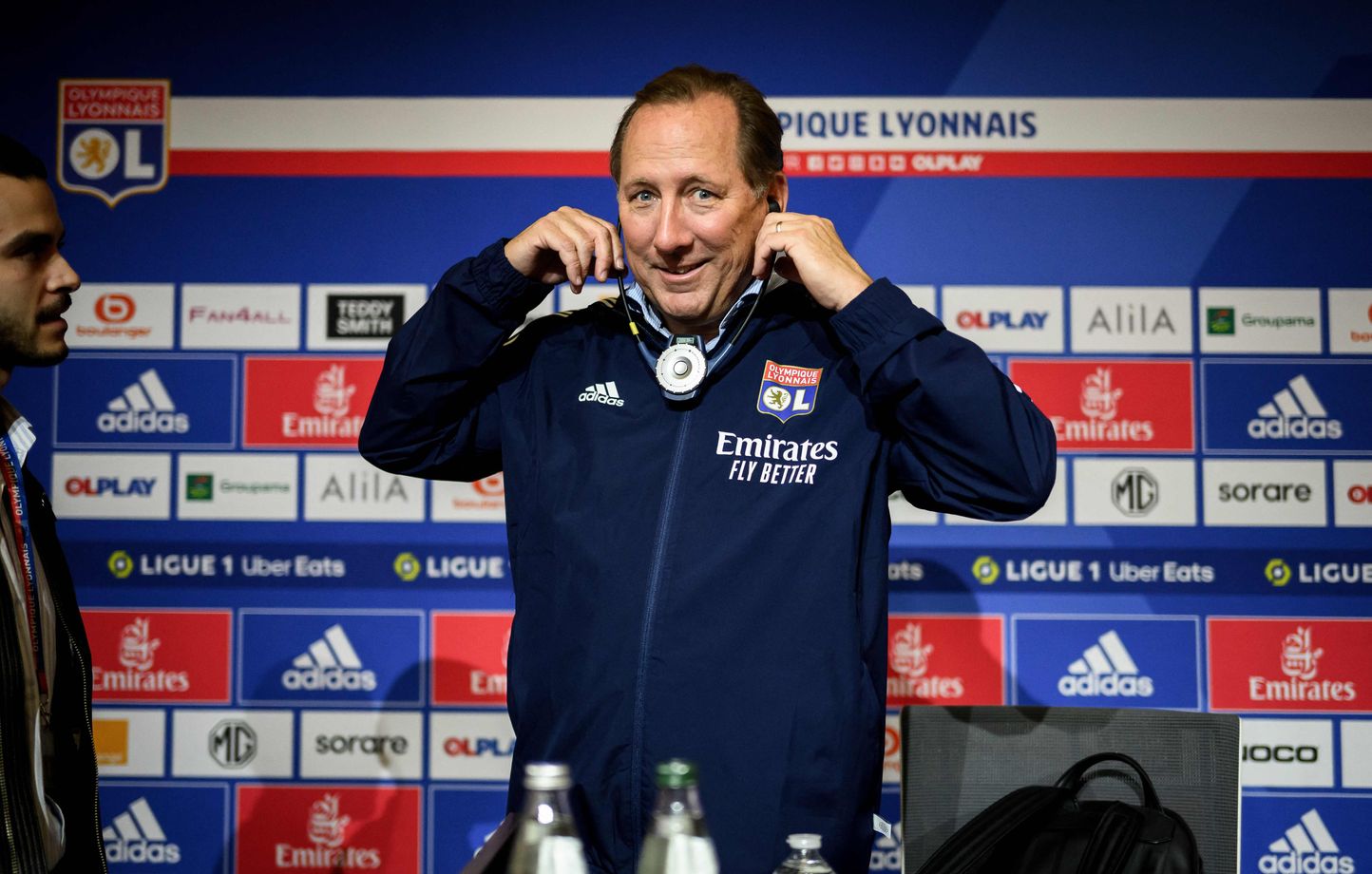 John Textor s'est présenté mardi en conférence de presse, tout sourire, avec une veste de survêtement de l'OL.