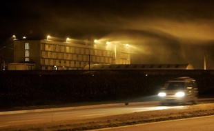 Illustration de nuit devant la prison de Varces en Isère.
