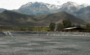Un réservoir rempli de boules de plastiques pour limiter l'évaporation de l'eau à Combarbala le 20 octobre 2015