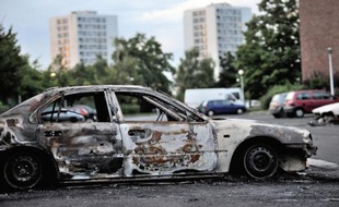 Un véhicule incendié lors de violences urbaines le 15 août 2012 à Amiens