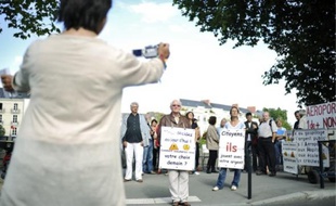 Les détracteurs de l'aéroport de Notre-Dame-des-Landes, hier devant le conseil général.