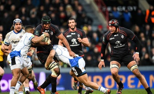 Thierry Dusautoir plaqué lors du match entre Toulouse et Bath le 18 janvier 2015.