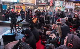 Laurie Anderson se produit en concert pour les chiens, à Time Square, le 4 janvier 2016.