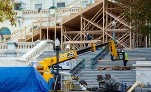 Au Capitole à Washington, les ouvriers sont déjà à pied d'oeuvre pour construire l'immense podium où le président Barack Obama sera investi pour un second mandat le 21 janvier 2013.