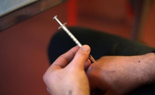 La votation populaire sur la salle de consommation de drogue qui devrait s'implanter autour de la gare du Nord, organisée à l'initiative d'un élu UMP, a attiré dimanche de nombreux Parisiens venus pour la plupart dire leur refus du projet.
