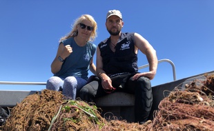 Manuel Dietrich, directeur exécutif de l'association Depth's guards, dimanche au large de Cannes avec Marie Jeanne Arguel, présidente de Naturdive, partenaire de l'opération