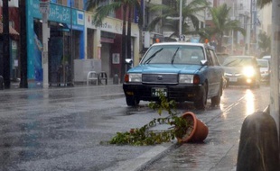 Pluie et vents violents à Naha, sur l'île d'Okinawa lors du passage du typhon Vongfong, le 11 octobre 2014 au Japon