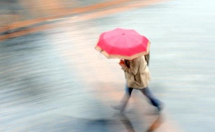 Une mini-tornade survenue dimanche soir à Bailleul (Nord) a fait au moins deux blessés légers et occasionné d'importants dégâts matériels.