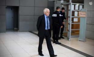 Christian Iacono, 74 ans, radiologue à la retraite et maire de Vence, sort de la salle d'audience le 11 avril 2009 à Nice, après que l'avocat général a requis 14 ans de détention à son encontre.