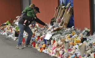 A l'église ou devant la crèche "Le Pays des Fables", les habitants de Termonde, dans l'ouest de la Belgique, rendaient dimanche hommage aux deux bébés et à la puéricultrice tués vendredi par un forcené.