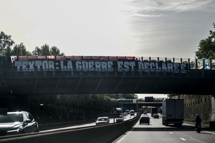 Des banderoles visant John Textor ont envahi la région lyonnaise depuis mardi soir, en raison de la relégation en Ligue 2 prononcée contre l'OL par la DNCG. 