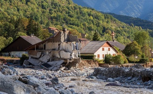Une maison détruite dans le lit de la Vésubie