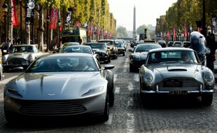 L'Aston Martin DB10, voiture de James Bond dans le prochain film "Spectre", avec d'autres Aston Martin sur les Champs Elysées à paris, le 11 octobre 2015