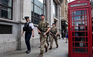 Des soldats britanniques patrouillent près de Downing Street, la résidence du Premier ministre, le 24 mai 2017, après l'attentat de Manchester.