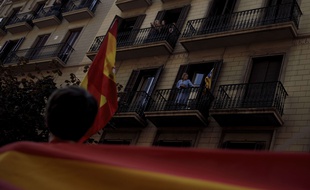 Des centaines de milliers de partisans de l'unité de l'Espagne ont déferlé dimanche dans les rues de Barcelone, ce dimanche