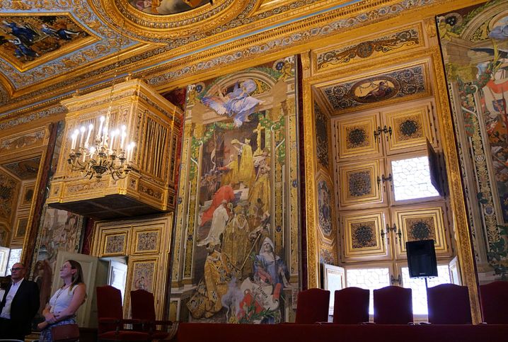Plusieurs tableaux monumentaux viennent orner les murs de la Grand'chambre du Parlement de Bretagne, à Rennes. 