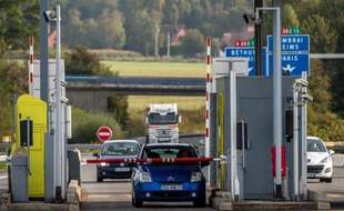 Une voiture à un péage sur l'A26 à Arras le 10 octobre 2014