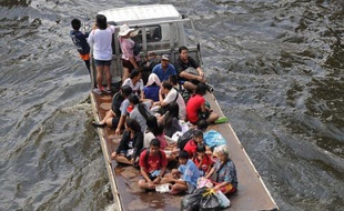 Les autorités ont prévenu dimanche les habitants vivant le long du fleuve dans le nord de Bangkok de se tenir prêts à évacuer en cas de progression d'inondations "toujours graves", qui épargnent le centre de la capitale thaïlandaise.