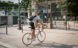 Un cycliste à Paris. (Illustration)