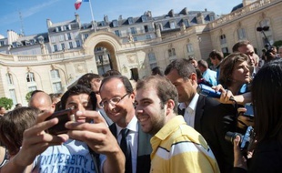 François Hollande est allé dimanche matin à la rencontre des visiteurs se pressant à l'Elysée à l'occasion des journées du Patrimoine, soulignant que ce lieu de la République appartenait d'abord aux Français, lui-même comme ses prédécesseurs n'en étant que "les locataires".