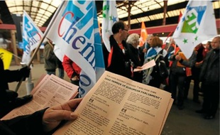 Des syndicalistes ont distribué des tracts à l'arrivée des trains de Bruxelles, hier midi.
