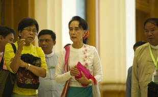 Aung San Suu Kyi (C) quitte le parlement le 19 novembre 2015 à Naypyidaw