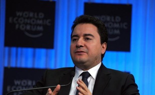 Le vice-Premier ministre turc, Ali Babacan, a accusé dimanche le président français Nicolas Sarkozy d'avoir manqué à sa promesse selon laquelle le Parlement français ne voterait pas une loi sanctionnant la négation du génocide arménien.