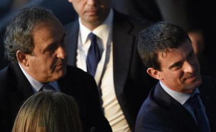 Le président de l'UEFA Michel Platini (gauche) et le Premier ministre Manuel Valls à Berlin le 6 juin 2015