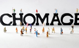 Photo de figurines posées devant des lettres composant le mot "chômage"