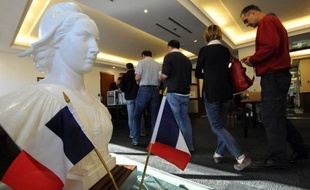 Le second tour de la présidentielle, qui oppose le président sortant Nicolas Sarkozy au socialiste François Hollande, a commencé samedi dans plusieurs territoires d'outre-mer et pour les Français vivant sur le continent américain.