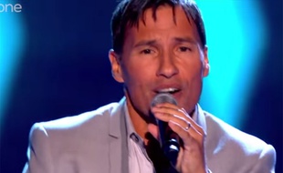 Nathan Moore du boys band Worlds Apart passe les auditions à l'aveugle dans «The Voice UK».