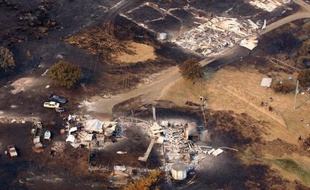 De nombreuses personnes étaient toujours portées manquantes lundi sur l'île de Tasmanie, au sud de l'Australie, après que de violents incendies provoqués par la canicule ont détruit nombre d'habitations, a indiqué la police, qui n'a toutefois découvert aucun corps.