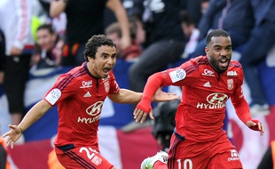 Alexandre Lacazette est ici félicité par Rafael après son but à Toulouse samedi dernier (2-3), son 18e cette saison en Ligue 1. REMY GABALDA
