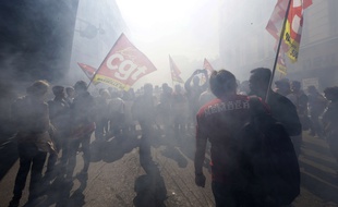 Des manifestants défilent à Marseille contre la réforme du Code du travail, le 12 septembre 2017.