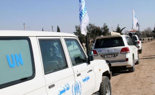 Des véhicules des nations unies juste avant l'évacuation de civils de Homs en Syrie, le 7 février 2014