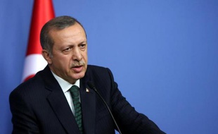 La justice turque a inculpé et placé en détention provisoire les fils de deux ministres proches du Premier ministre Recep Tayyip Erdogan dans le cadre d'un scandale de corruption sans précédent qui éclabousse le gouvernement islamo-conservateur à quatre mois des élections municipales.