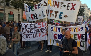 Les professeurs du lycée Saint-Exupéry en tête du cortège.