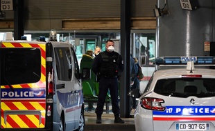 Un policier à la gare de Lyon Perrache après qu'un bus en provenance de Milan a été bloqué en raison d'une suspicion de coronavirus à bord