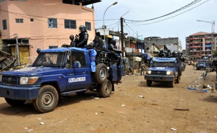 Des forces de police patrouillent près du marché de Conakry le 9 octobre 2015