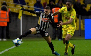 Farid El Melali face au joueur du FCN, Molla Wague.