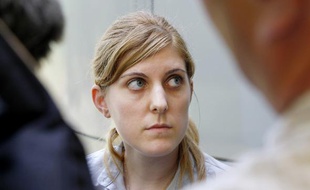Aurélie Boullet alias Zoe Shepard fait l'objet d'une polémique en raison de son livre Absolument dé-bor-dée sur l'envers du décor de la fonction publique