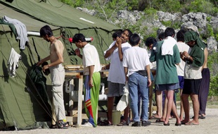Des migrants dans le centre de Nauru, en Océanie, en septembre 2001.
