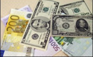 Le dollar se stabilisait face à l'euro mardi matin sur le marché des changes, les cambistes espérant trouver de nouvelles indications sur l'évolution des taux d'intérêt dans les minutes de la Réserve fédérale américaine (Fed).