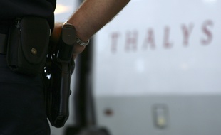Un policier à la Gare du Nord, le 12 août 2006.