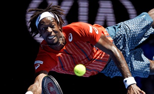 Monfils en plein plongeon face à Andrey Kuznetsov en huitième de finale de l'Open d'Australie, le 25 janvier 2016.