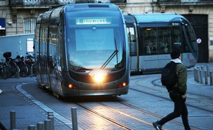 Illustration piéton traversant devant un tramway, ici à Bordeaux