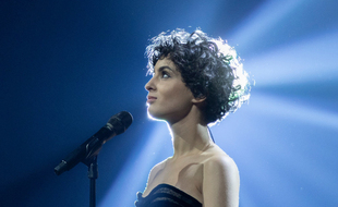 La chanteuse Barbara Pravi, représentante de la France, lors de sa deuxième répétition sur la scène de la Ahoy Rotterdam (Pays-Bas), le 15 mai 2021.